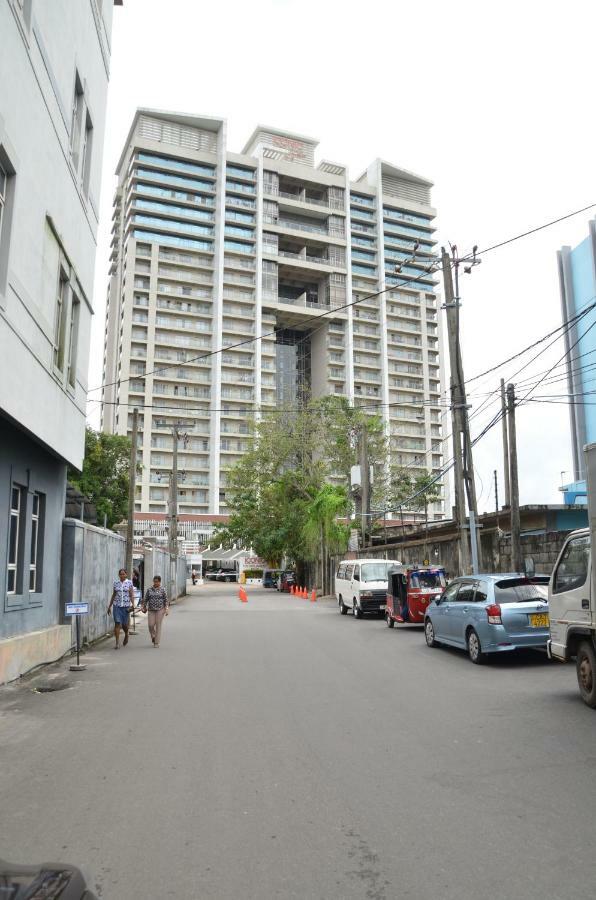 Atrium - Iconic Apartment スリ・ジャヤワルダナプラ・コッテ エクステリア 写真